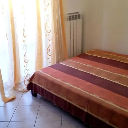 With 2 Bedrooms In San Tommaso Tre Archi With Wonderful Sea View And Furnished Terrace 200 M From The Beach Apartamento